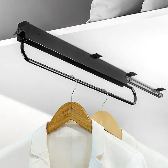 Emuca Kleiderstange Self - Länge: 800 mm, Schwarz - Hier ist ein versenkbarer Kleiderbügel mit zwei Holz Kleiderbügeln und einer weißen Jacke.