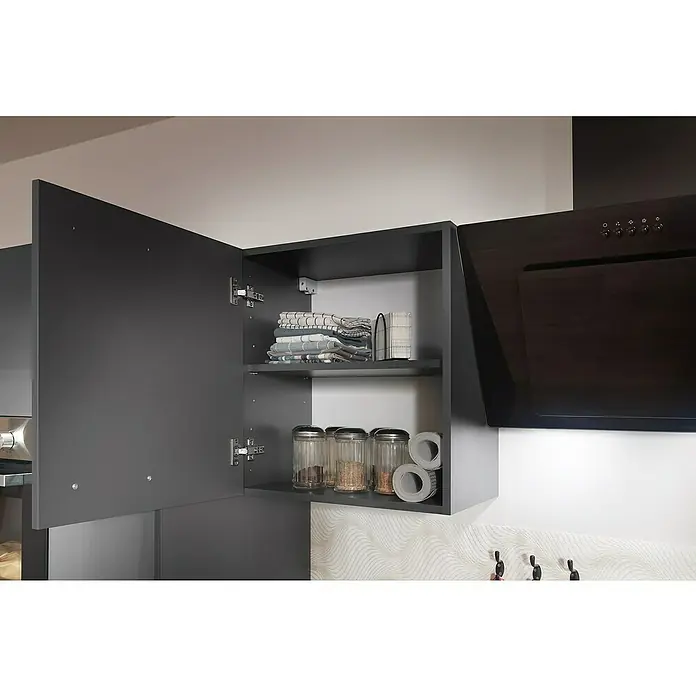 Respekta Olivia Küchenzeile - Breite: 310 cm, Farbe Arbeitsplatte: Granit Optik, Grau, Mit Elektrogeräten, Silberne Griffe - Ein offener grauer Küchenschrank mit zwei Regalböden, auf denen Gläser, Geschirrtücher und Klebeband aufbewahrt werden.