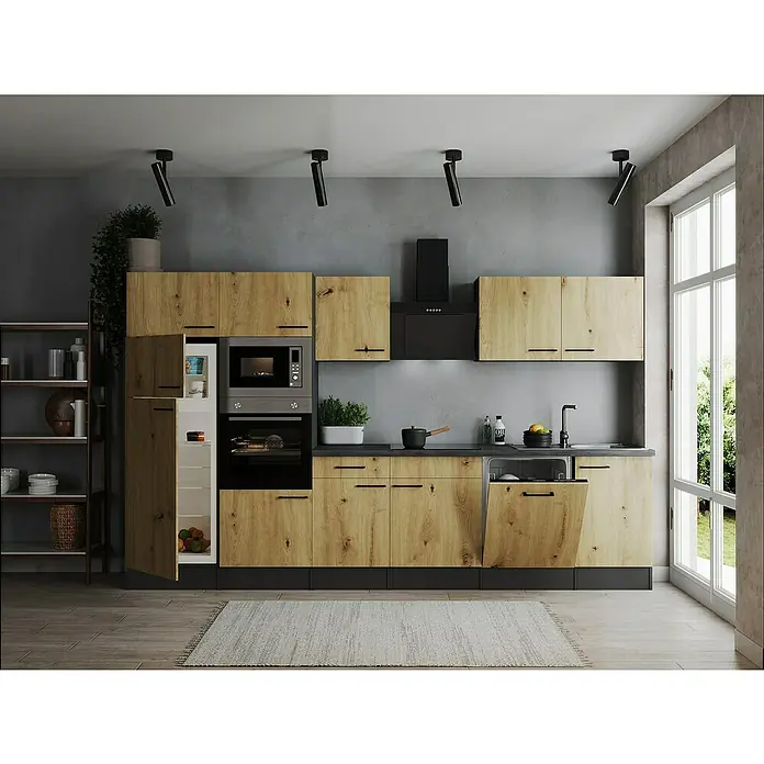Respekta Olivia Küchenzeile - Breite: 340 cm, Artisan Eiche Nachbildung, Mit Elektrogeräten - Moderne Küche mit Holzfronten, schwarzen Akzenten und einer offenen Kühlschranktür, die einen Einblick in die frischen Lebensmittel gewährt.