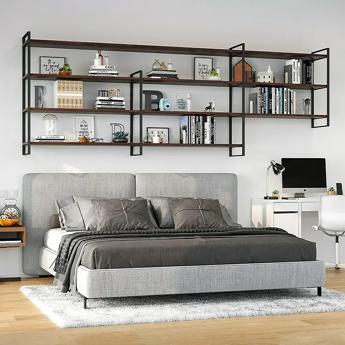 Emuca Regalsystem Lader Rahmen Set - L x B x H: 0,5 x 35,2 x 83 cm - Das Bild zeigt ein stilvolles Schlafzimmer mit einem grauen Bett und einem schwebenden Bücherregal an der Wand, das dekorative Gegenstände trägt.