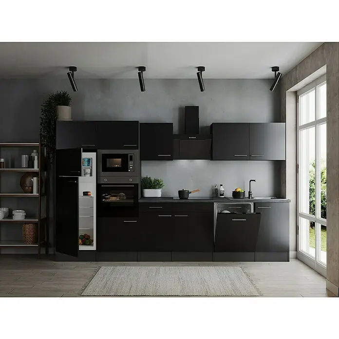 Respekta Olivia Küchenzeile - Breite: 340 cm, Schwarz, Mit Elektrogeräten - Moderne schwarze Küche mit integrierten Geräten und stilvoller Beleuchtung. Die Küche verfügt über eine offene Spülmaschine.