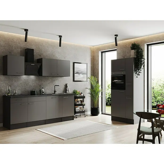 Respekta Olivia Küchenzeile - Breite: 310 cm, Farbe Arbeitsplatte: Granit Optik, Grau, Mit Elektrogeräten, Silberne Griffe - Helle Küche mit grauen Küchenschränken, schwarzer Dunstabzugshaube und modernen Deckenstrahlern für eine stilvolle Atmosphäre.