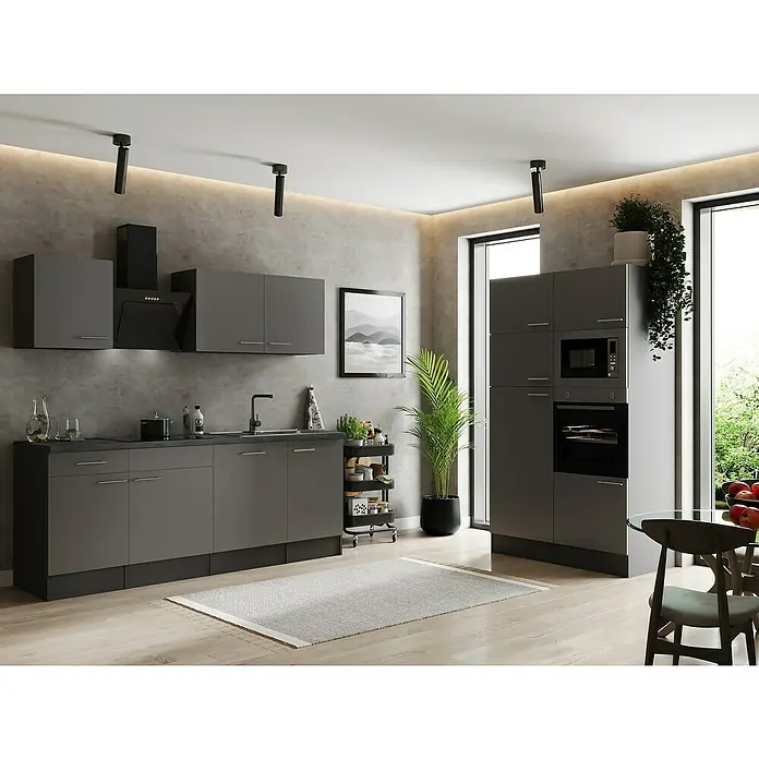 Respekta Olivia Küchenzeile - Breite: 340 cm, Farbe Arbeitsplatte: Granit Optik, Grau, Mit Elektrogeräten, Silberne Griffe - Graue Küchenschränke mit einer Dunstabzugshaube und schwarzen Scheinwerfern für ein modernes Küchendesign.