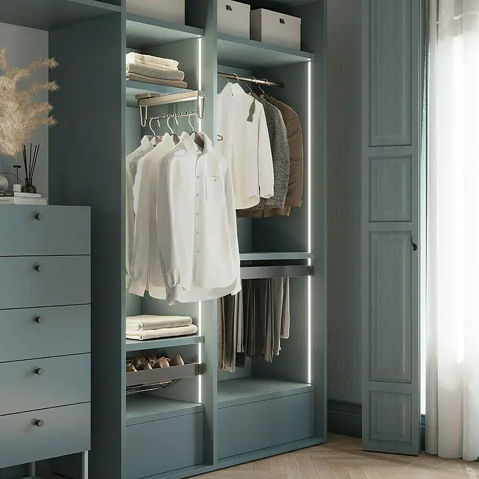 Emuca Kleiderstange Moka - Länge: 445 mm, Titanium - Einbauschrank in blau-grauer Farbe, ausgestattet mit mehreren Regalen, Schubladen und Kleiderbügeln, perfekt für die Organisation Ihrer Kleidung.