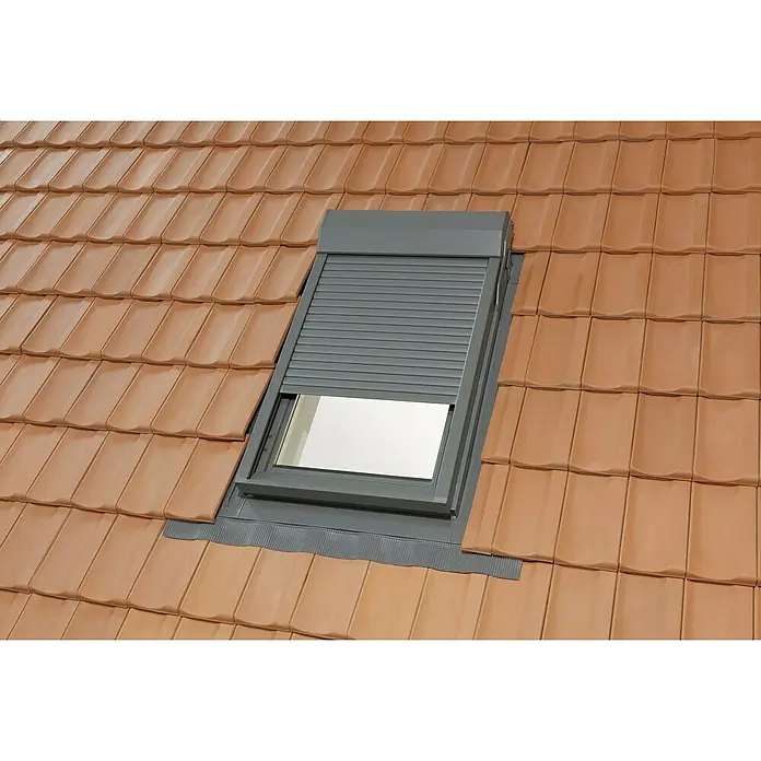 Dachfenster-Rollladen SHR 4200E - 78 x 98 cm - Nahaufnahme eines Dachfensters mit Rollladen auf einem Dach mit roten Ziegeln.