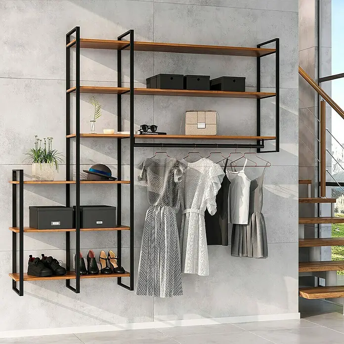Emuca Regalsystem Lader Rahmen Set - L x B x H: 0,5 x 35,2 x 83 cm - Ein offener Kleiderschrank mit Holzregalen und schwarzen Metallrahmen präsentiert Kleidung, Schuhe und dekorative Accessoires.