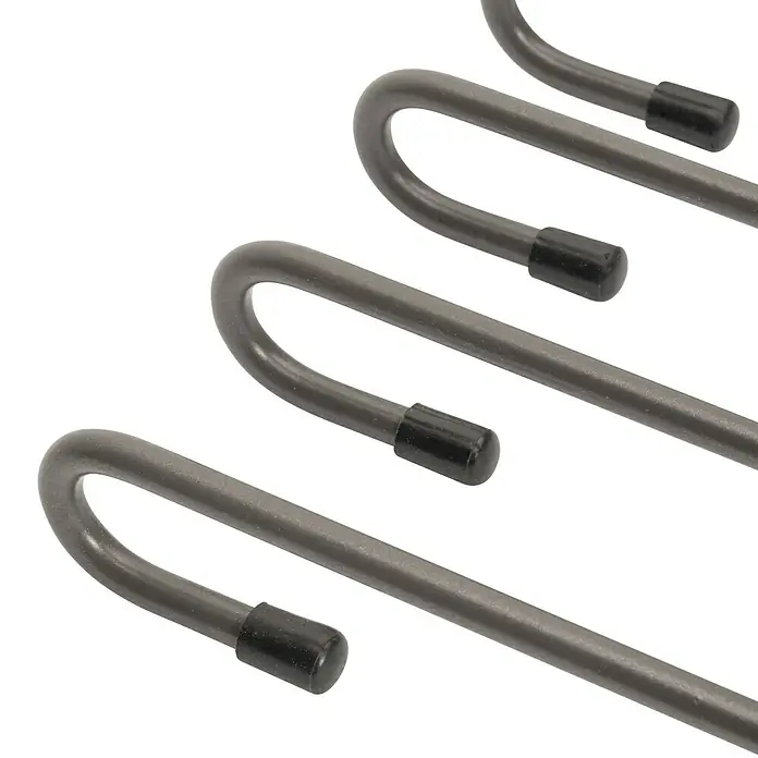 Emuca Hosenauszug - L x B x H: 345 x 470 x 85 mm, Titanium - Nahaufnahme von Hosenbügeln aus grauem Metall mit schwarzen Endkappen, die Hosen ordentlich und knitterfrei im Schrank halten.