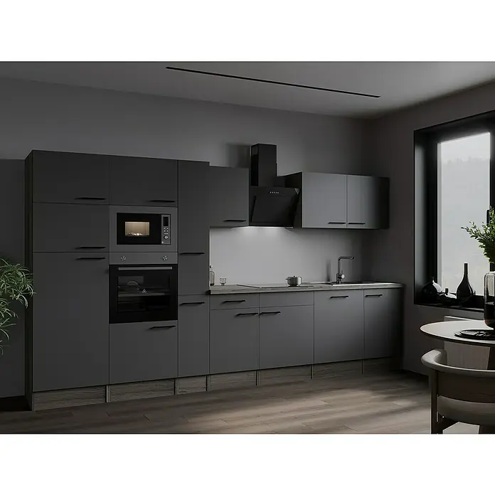 Respekta Olivia Küchenzeile - Breite: 370 cm, Grau, Farbe Arbeitsplatte: Eiche York Nachbildung, Mit Elektrogeräten, Schwarze Griffe - Elegante graue Küche mit Einbauschränken, Mikrowelle und Dunstabzugshaube. Das moderne Design wird durch den Esstisch und die Fenster ergänzt.