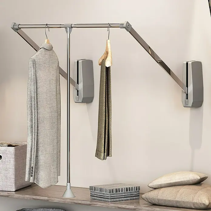 Emuca Kleiderstange Wandmontage - Breitenverstellung: 600 mm - 830 mm, Traglast: 12 kg - Kleiderlift-System mit Jacke und Schal. Praktische Garderobenlösung für platzsparende Aufbewahrung im Schlafzimmer oder Ankleidezimmer.
