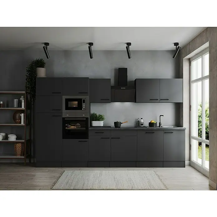 Respekta Olivia Küchenzeile - Breite: 340 cm, Grau, Farbe Arbeitsplatte: Granit Optik, Mit Elektrogeräten, Schwarze Griffe - Eine moderne, graue Küche mit integrierten Geräten und einem stilvollen Design. Die Beleuchtung setzt Akzente.