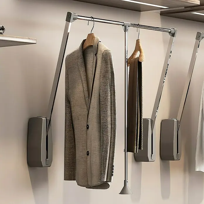 Emuca Kleiderstange Wandmontage - Breitenverstellung: 600 mm - 830 mm, Traglast: 12 kg - Eine Garderobenlift-Stange mit einem Blazer und einem Schal, die an hölzernen Kleiderbügeln aufgehängt sind. Ideal für begehbare Kleiderschränke.