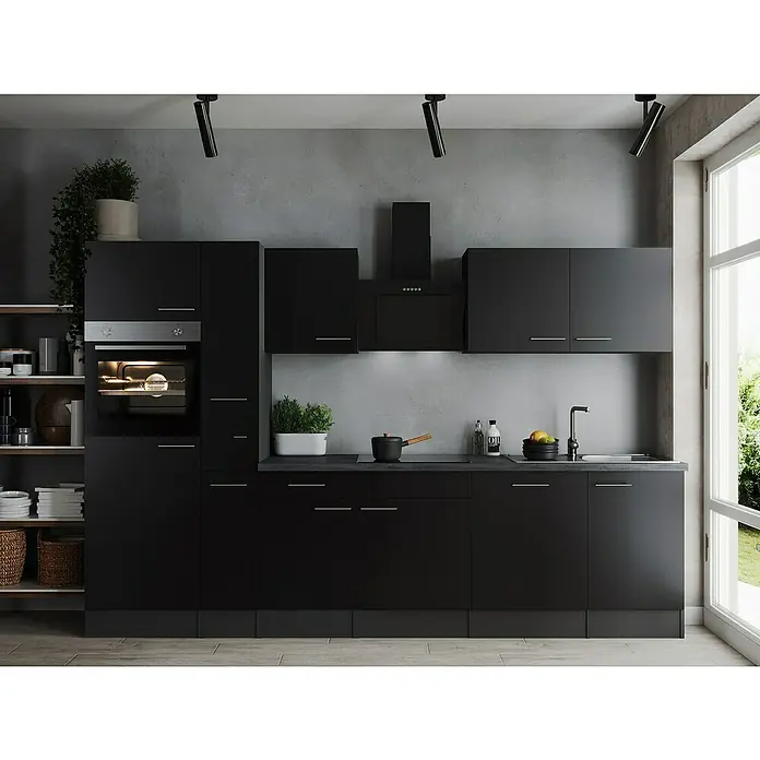 Respekta Olivia Küchenzeile - Breite: 310 cm, Schwarz, Mit Elektrogeräten - Elegante schwarze Küche mit modernen Schränken, Regalen und Einbaugeräten unter minimalistischer Beleuchtung.