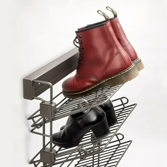 Emuca Schuhregal ausziehbar - L x B x H: 75 x 46 x 32 cm, Links, Titanium - Schuhregal mit roten Boots und schwarzen Absatzschuhen. Das Regal ist aus Metall und an einer weißen Wand befestigt.
