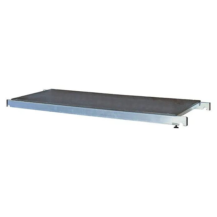 Krause RollTec Belagbühne - 1,5 x 0,6 m - Aufnahme eines Metall-Lagerregals mit schwarzer Regalbodenfläche und silberfarbenem Metallrahmen vor einem weißen Hintergrund.