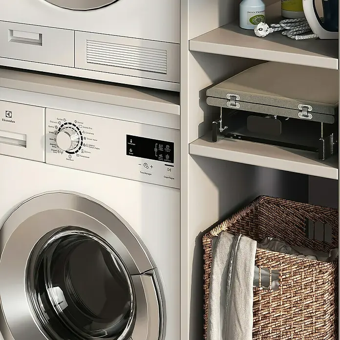 Emuca Bügeltisch Iron 2 Klapp- & ausziehbar - 89 x 30 cm - Detailaufnahme einer weißen Electrolux-Waschmaschine mit einem Wäschekorb und einem Bügelbrett in einem hellen Waschraum.
