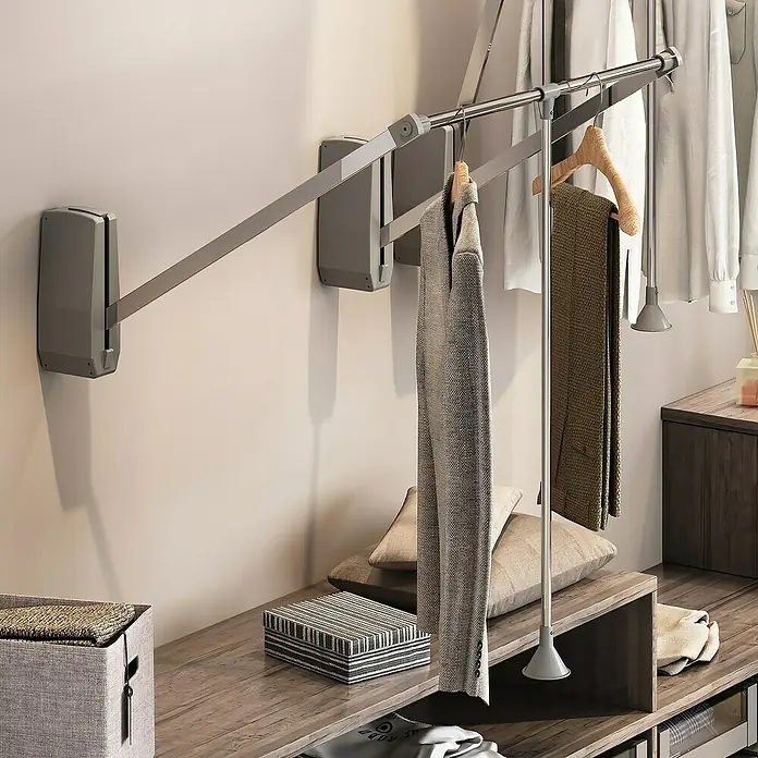 Emuca Kleiderstange Wandmontage - Breitenverstellung: 600 mm - 830 mm, Traglast: 12 kg - Kleiderlift-System mit hängenden Kleidungsstücken, ideal für die Organisation und den einfachen Zugriff in einem modernen Kleiderschrank.