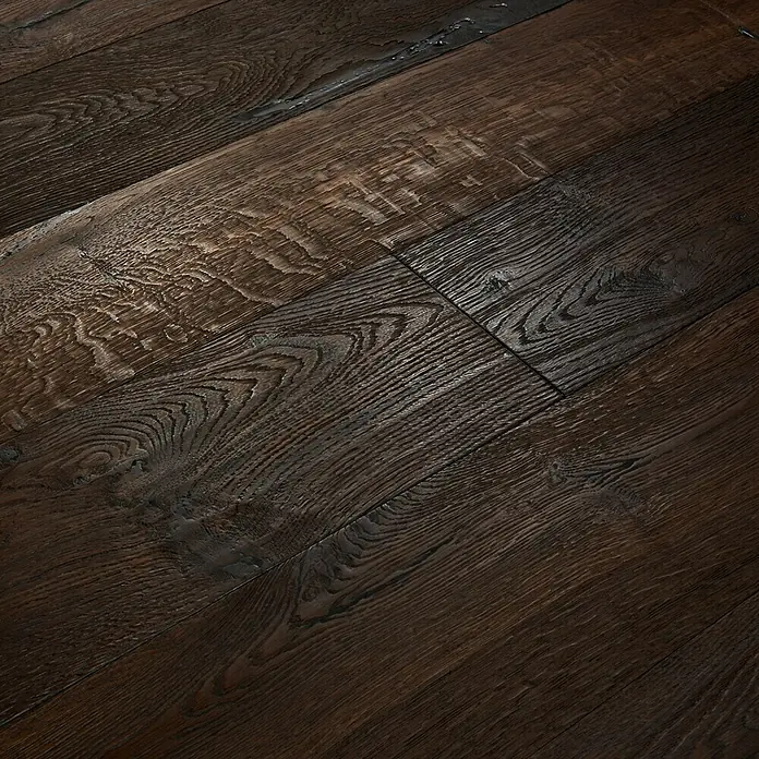 Parkett - Eiche Grindelwald, Landhausdiele, 1.900 x 190 x 15 mm - Detailaufnahme eines edlen, dunkelbraunen Holzfußbodens mit markanter Maserung, ideal für stilvolle Innenräume.