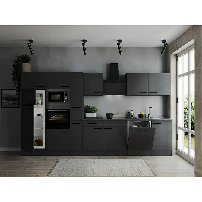 Respekta Olivia Küchenzeile - Breite: 370 cm, Grau, Farbe Arbeitsplatte: Granit Optik, Mit Elektrogeräten, Schwarze Griffe - Elegante dunkle Küche mit modernen Geräten, einschließlich Kühlschrank, Mikrowelle und Geschirrspüler, unter stimmungsvoller Beleuchtung.