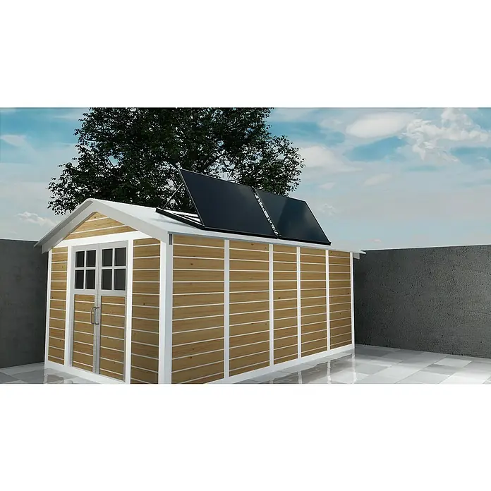 Hepa Solar Balkonkraftwerk Premium - 0% MwSt. gem. § 12 Abs. 3 UStG - 800 W, L x B x H: 184 x 120 x 10 cm, Back Contact-Technologie (HPBC) - Eine Gartenlaube mit Holzfassade und weißen Rahmen, auf deren Dach zwei dunkle Solarpanel montiert sind. Ein Baum ist im Hintergrund sichtbar.