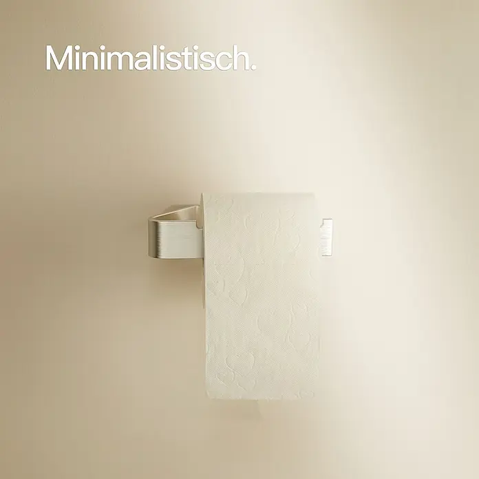 Designfabrik Hamburg Toilettenpapierhalter - Silber gebürstet, Matt - Minimalistischer Toilettenpapierhalter aus Metall mit einer Rolle Toilettenpapier mit Herzchenmuster an einer beigen Wand.