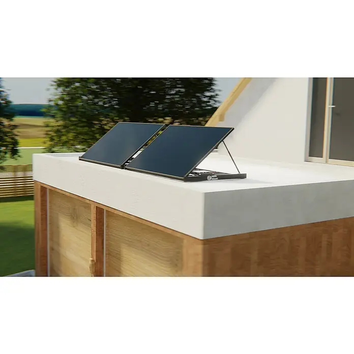 Hepa Solar Balkonkraftwerk Premium - 0% MwSt. gem. § 12 Abs. 3 UStG - 800 W, L x B x H: 184 x 120 x 10 cm, Back Contact-Technologie (HPBC) - Eine Nahaufnahme von zwei Solarmodulen auf einem weißen Dach mit Bäumen im Hintergrund, die umweltfreundliche Energie erzeugen.