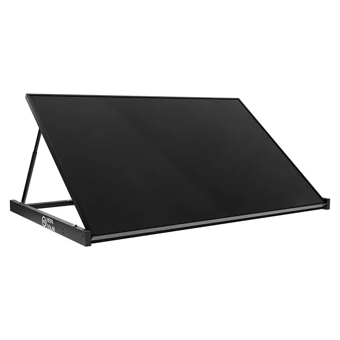 Hepa Solar Balkonkraftwerk Basic - 0% MwSt. (gem. § 12 Abs. 3 UStG) - 440 W, L x B x H: 184 x 120 x 10 cm, Back Contact-Technologie (HPBC) - Das Bild zeigt ein Solarpanel der Marke HEPA Solar, das auf einem schwarzen Rahmen montiert ist und für nachhaltige Energiegewinnung sorgt.