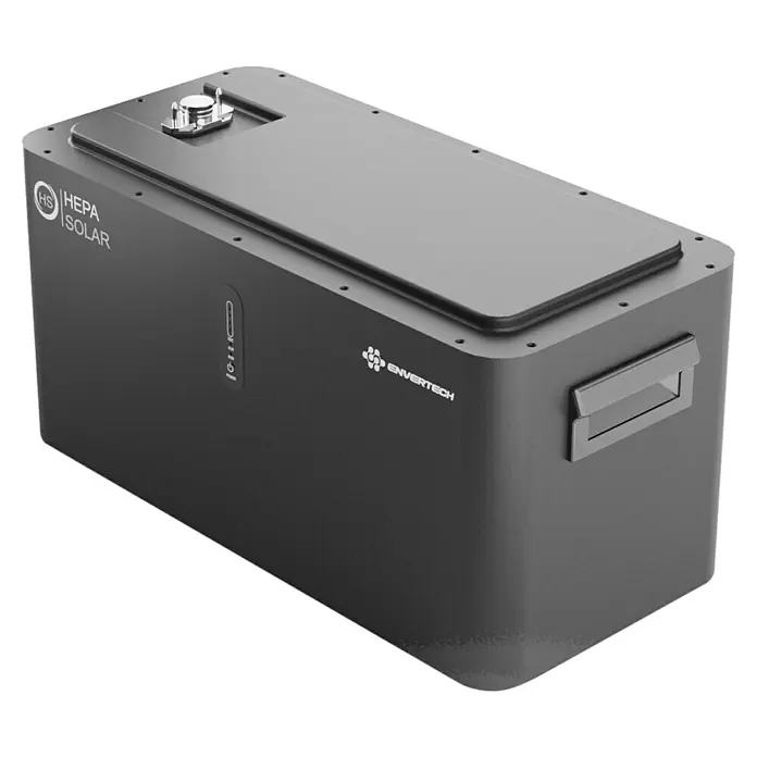 Hepa Solar Batteriespeicher Powercube 2200 Erweiterungsmodul - 0% MwSt. gem. § 12 Abs. 3 UStG - Nennleistung: 2.200 W - Das Bild zeigt eine Envertech HEPA Solar Batterie, eine tragbare Stromquelle. Sie ist in einem robusten, schwarzen Gehäuse untergebracht.