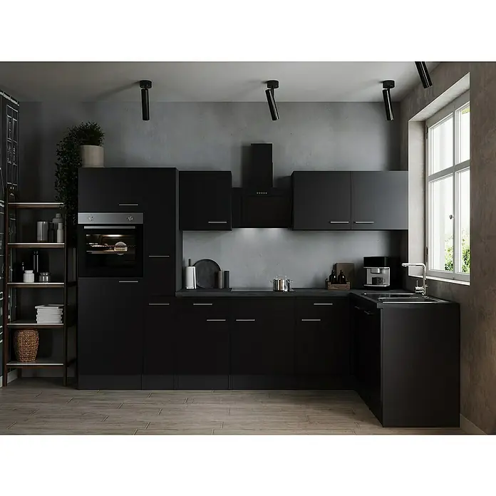 Respekta Olivia Winkelküche - 172 x 310 cm, Schwarz, Mit Elektrogeräten - Moderne Küche mit schwarzen Schränken, Arbeitsflächen und Geräten unter dunklen Strahlern und einem Fenster.
