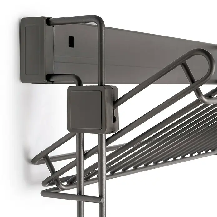 Emuca Schuhregal ausziehbar - L x B x H: 75 x 46 x 32 cm, Links, Titanium - Detailaufnahme eines grauen, wandmontierten Kleiderbügelhalters aus Metall. Praktische Aufbewahrungslösung für Kleidung und Accessoires.