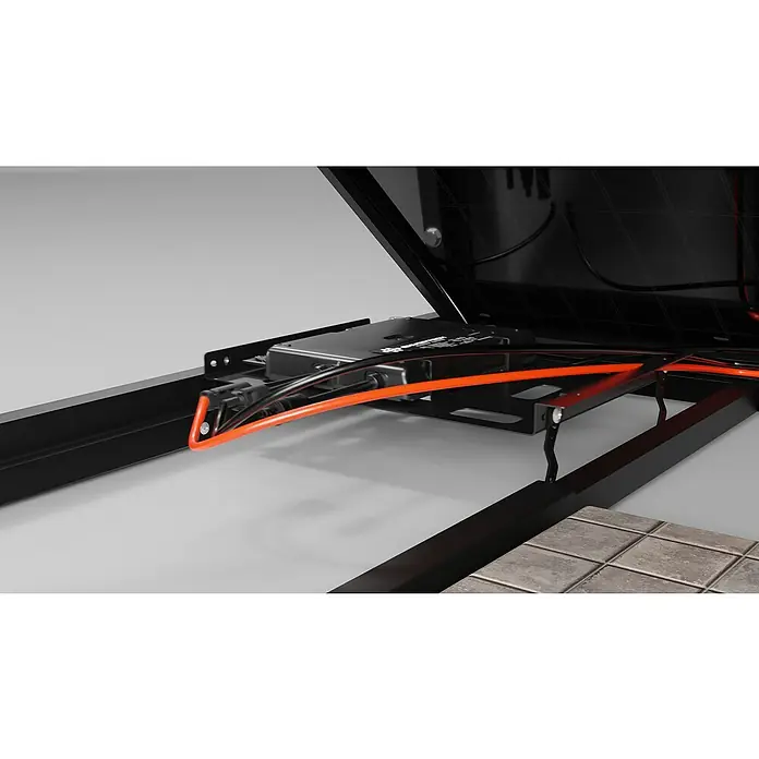Hepa Solar Balkonkraftwerk Premium - 0% MwSt. gem. § 12 Abs. 3 UStG - 800 W, L x B x H: 184 x 120 x 10 cm, Back Contact-Technologie (HPBC) - Detailaufnahme der Komponenten eines schwarzen elektronischen Geräts mit orangen Kabeln in einem technischen Aufbau.