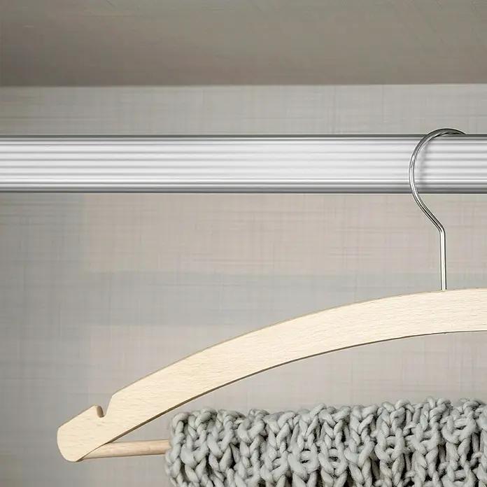 Emuca Kleiderstangen-Set - Geeignet für: Schränke, Länge: 75 cm, Silber - Detailaufnahme eines Kleiderbügels aus Holz mit einem Strickschal, der an einer Kleiderstange hängt.