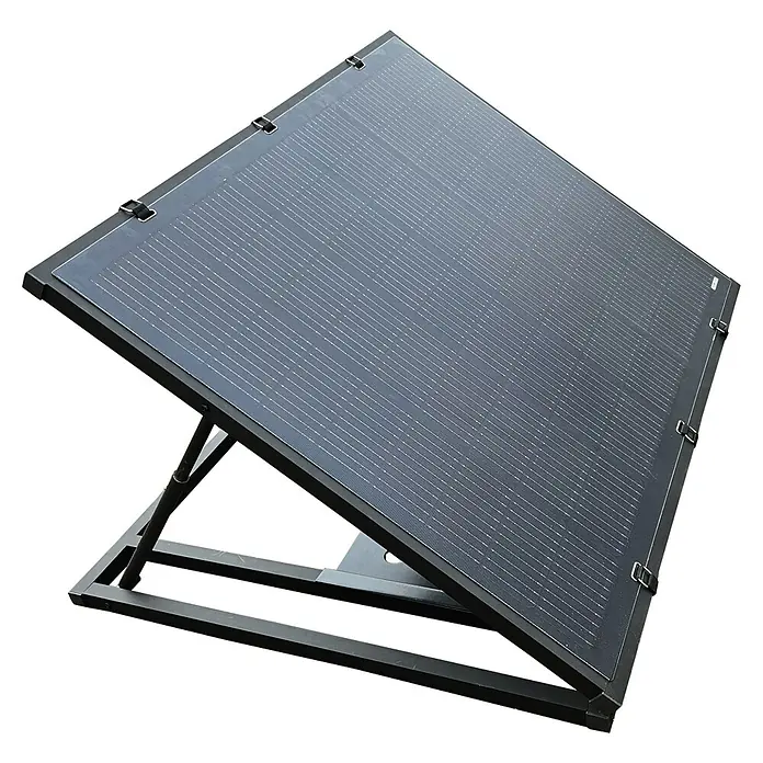 Hepa Solar Balkonkraftwerk Mini - 0% MwSt. gem. § 12 Abs. 3 UStG - Nennleistung: 200 W, L x B x H: 120 x 100 x 6,5 cm - Solarpanel auf verstellbarem Ständer. Das Panel ist schwarz und hat eine geradlinige Zellstruktur, ideal für nachhaltige Energiegewinnung.