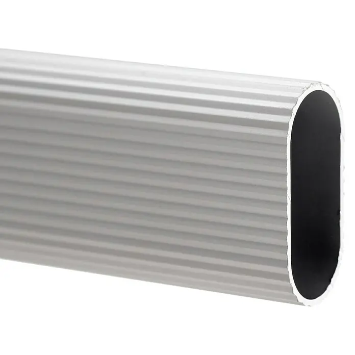Emuca Kleiderstangen-Set - Geeignet für: Schränke, Länge: 75 cm, Silber - Nahaufnahme eines silbernen, ovalen Aluminiumprofils mit Rillenstruktur, das robust und langlebig für diverse Anwendungen ist.