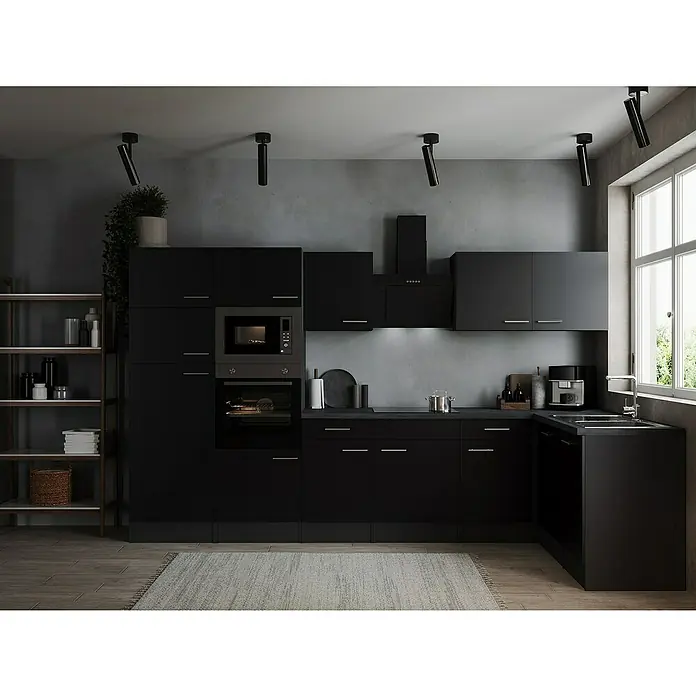 Respekta Olivia Winkelküche - 172 x 340 cm, Schwarz, Mit Elektrogeräten - Eine moderne schwarze Küche mit Einbaugeräten, Arbeitsflächen und einem Regal an der Seite. Die Küche ist gut beleuchtet mit Strahlern.
