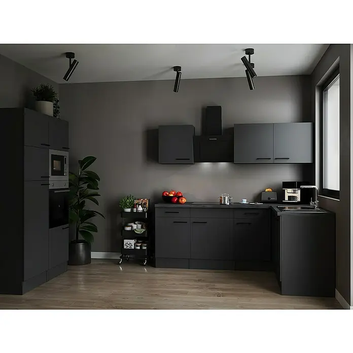 Respekta Olivia Winkelküche - 172 x 340 cm, Grau, Farbe Arbeitsplatte: Granit Optik, Mit Elektrogeräten, Schwarze Griffe - Dunkle Küche mit Einbauschränken, Arbeitsplatte, Küchenwagen und Pflanzen. Spotlights an der Decke sorgen für Beleuchtung.