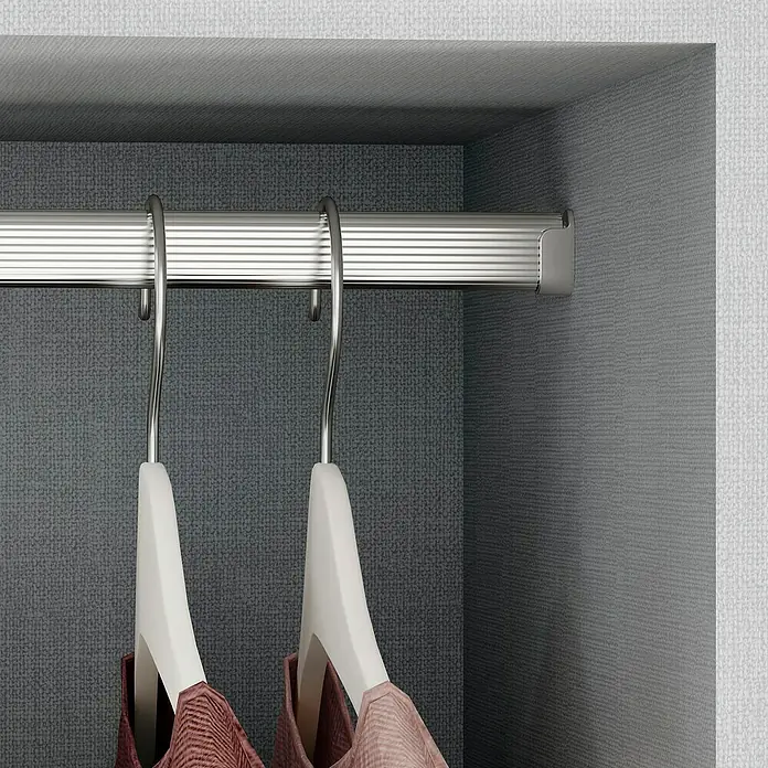 Emuca Kleiderstangen-Set - Geeignet für: Schränke, Länge: 75 cm, Silber - Kleiderschrank mit einer silbernen Kleiderstange mit zwei weißen Kleiderbügeln mit Hemden in einem Kleiderschrank.