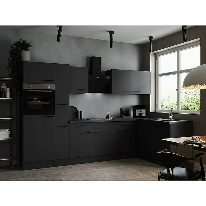 Respekta Olivia Winkelküche - 172 x 310 cm, Grau, Farbe Arbeitsplatte: Granit Optik, Mit Elektrogeräten, Schwarze Griffe - Moderne dunkle Küche mit integrierten Geräten und minimalistischem Design, akzentuiert durch Deckenleuchten und Holzboden.