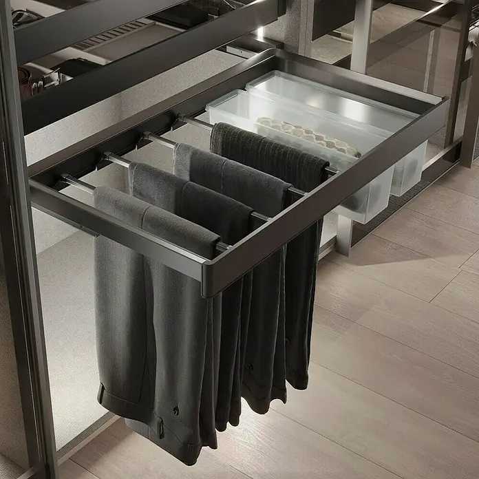 Emuca Hosenhalter Quartz - Metall, Titanium - Nahaufnahme eines Hosenhalters in einem modernen Kleiderschrank, der graue Stoffhosen aufbewahrt und organisiert.