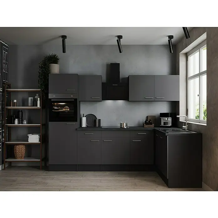Respekta Olivia Winkelküche - 172 x 280 cm, Grau, Farbe Arbeitsplatte: Granit Optik, Mit Elektrogeräten, Silberne Griffe - Graue Küche mit modernen Akzenten, dunklen Schränken, Holzregal und Fenstern, die natürliches Licht hereinlassen.