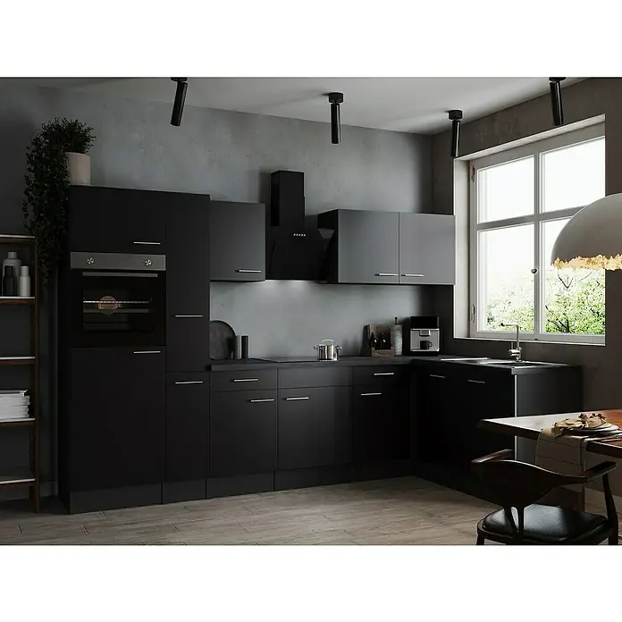 Respekta Olivia Winkelküche - 172 x 310 cm, Schwarz, Mit Elektrogeräten - Modernes Küchendesign mit schwarzen Schränken, Dunstabzugshaube und integriertem Ofen. Die Einrichtung umfasst auch Regale und Beleuchtung.