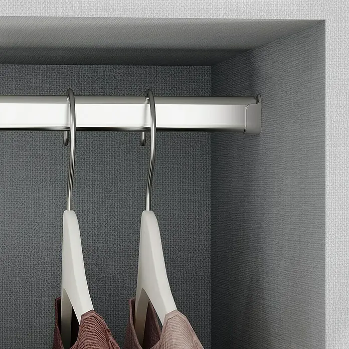 Emuca Kleiderstange - Ø x L: 3 x 75 cm - Kleiderschrank Detailansicht mit silberner Kleiderstange und zwei weißen Kleiderbügeln, an denen Kleidung hängt.