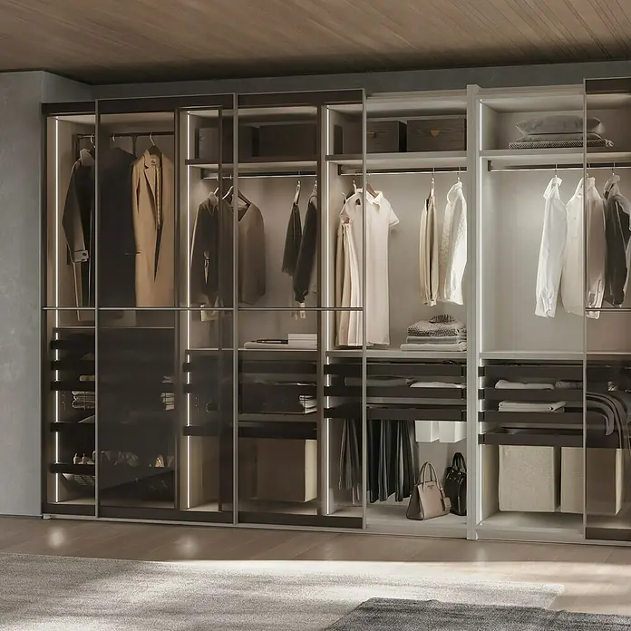 Emuca Hosenhalter Quartz - Metall, Titanium - Ein luxuriöser begehbarer Kleiderschrank mit eleganten Glasfronten und integrierter Beleuchtung, der eine stilvolle Aufbewahrungslösung bietet.