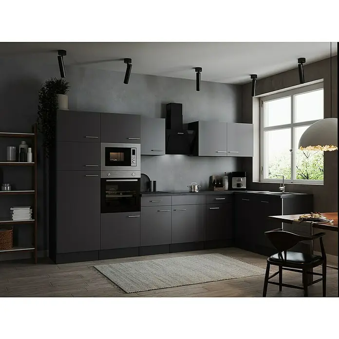 Respekta Olivia Winkelküche - 172 x 340 cm, Grau, Farbe Arbeitsplatte: Granit Optik, Mit Elektrogeräten, Silberne Griffe - Moderne Küche mit grauen Schränken, Edelstahlgeräten und dunkler Arbeitsplatte unter punktuellen Deckenleuchten. Helle Akzente durch Fenster und Dekoration.