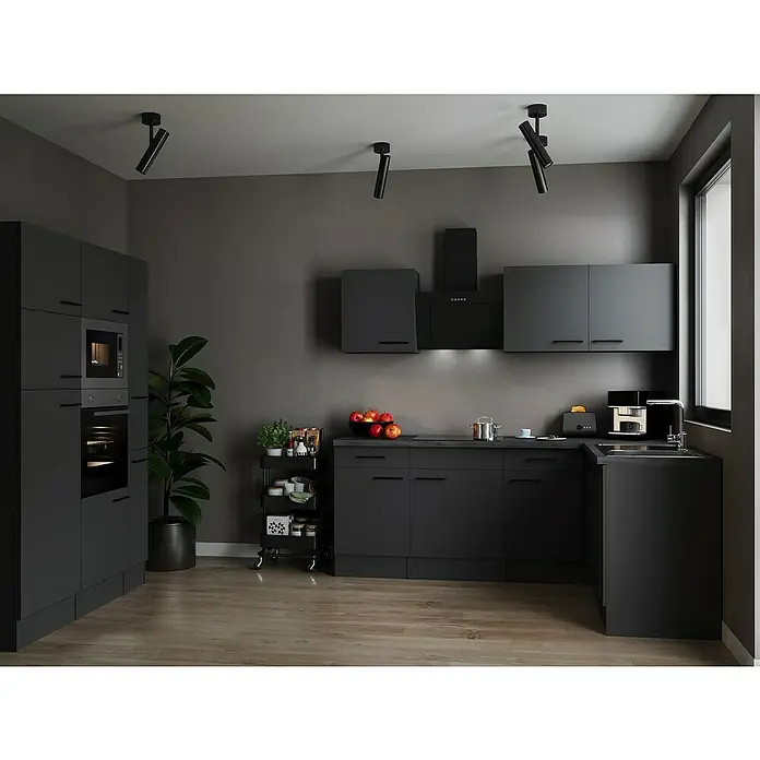 Respekta Olivia Winkelküche - 172 x 370 cm, Grau, Farbe Arbeitsplatte: Granit Optik, Mit Elektrogeräten, Schwarze Griffe - Eine moderne Küche in dunklem Grau mit minimalistischem Design, inklusive Einbauschränken, Arbeitsflächen und modernen Lampen.