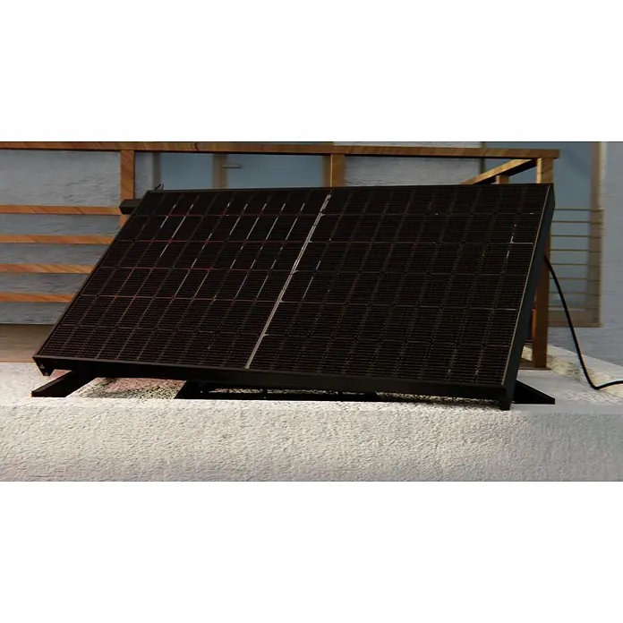 Hepa Solar Solarmodul Sunseeker - 0% MwSt. gem. § 12 Abs. 3 UStG - 440 W, L x B x H: 14,4 x 172,2 x 113,4 cm, Back Contact-Technologie (HPBC) - Nahaufnahme einer schwarzen Solaranlage auf einer weißen Oberfläche, die umweltfreundliche Energiegewinnung demonstriert.