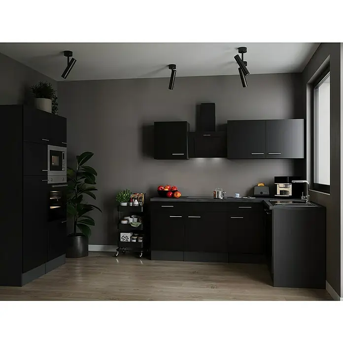 Respekta Olivia Winkelküche - 172 x 340 cm, Schwarz, Mit Elektrogeräten - Schwarze Küchenschränke in einem modern eingerichteten Raum mit Holzfußboden und heller Beleuchtung.
