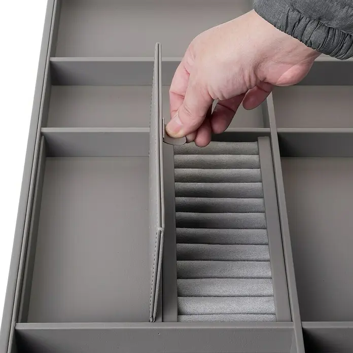 Emuca Schrank-Organisator Quartz - Breitenverstellung: 562 mm - 688 mm, Höhe: 66 mm, Traglast: 30 kg - Ein grauer Schmuckkasten mit herausnehmbaren Fächern zur individuellen Anpassung der Aufteilung für eine ordentliche Schmuckaufbewahrung.