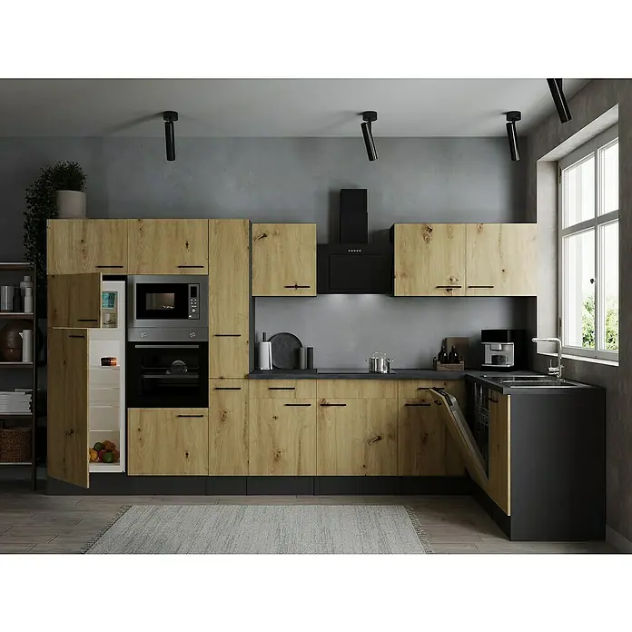 Respekta Olivia Winkelküche - 172 x 370 cm, Artisan Eiche Nachbildung, Mit Elektrogeräten - Helle Holzküche mit modernen Geräten. Die Küche verfügt über eine Spüle, einen Geschirrspüler, einen Kühlschrank und eine Mikrowelle.