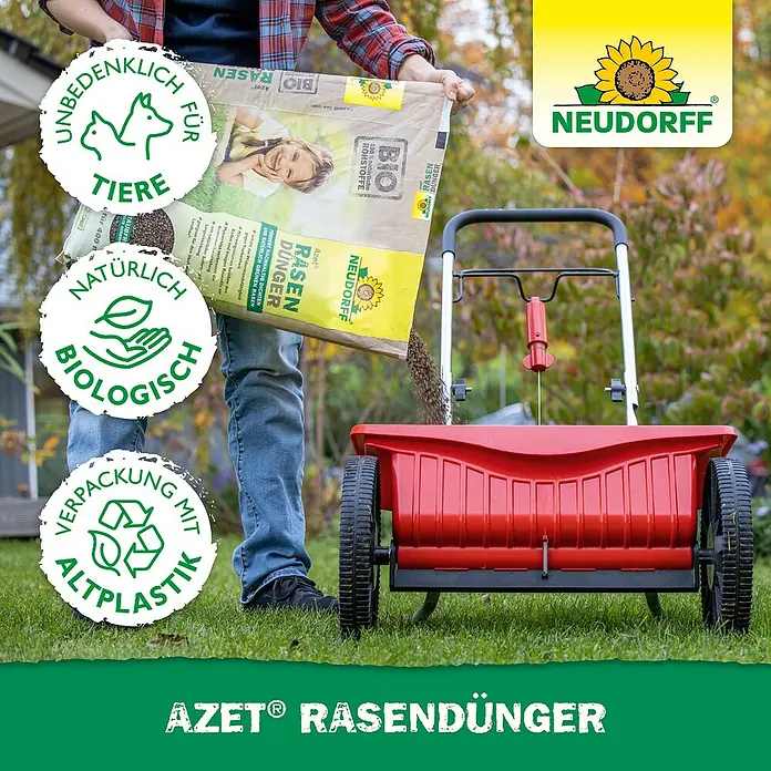 Neudorff Azet Rasendünger - 10,05 kg, Max. Anwendungsfläche: 201 m² - Ein Mann befüllt einen roten Streuwagen mit Neudorff Azet Rasendünger, um den Rasen natürlich zu düngen.