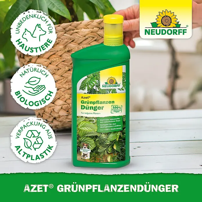 Neudorff Azet Grünpflanzendünger - 1 l - Produktfoto von "Azet Grünpflanzendünger", einem veganen Flüssigdünger für Zimmerpflanzen von Neudorff, umgeben von Pflanzen.
